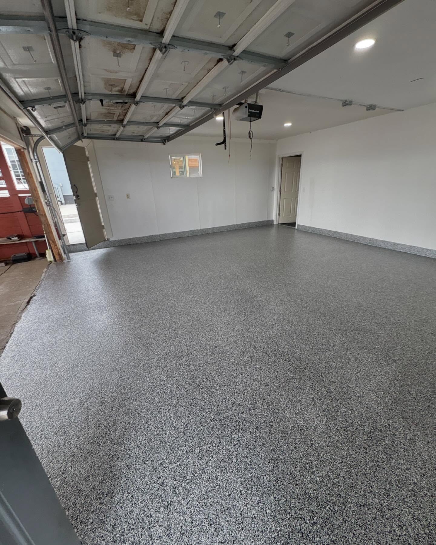 Flake epoxy garage after by SBV Concrete Coatings