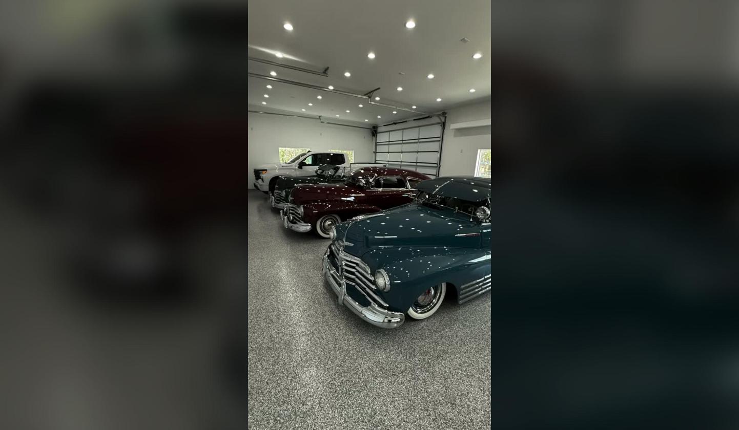 Classic car garage – Decorative flake floor